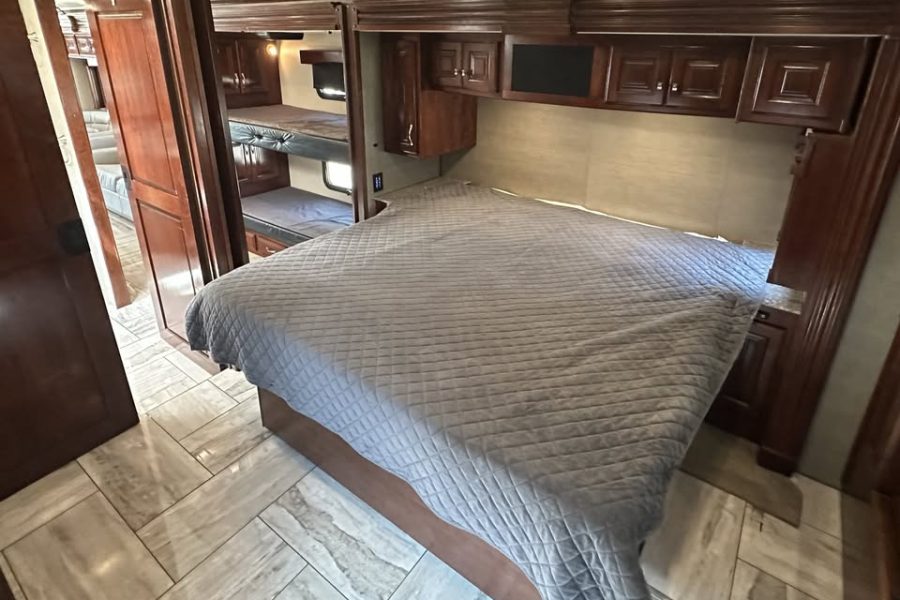 2017 Fleetwood Discovery 40G