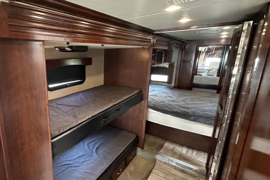 2017 Fleetwood Discovery 40G