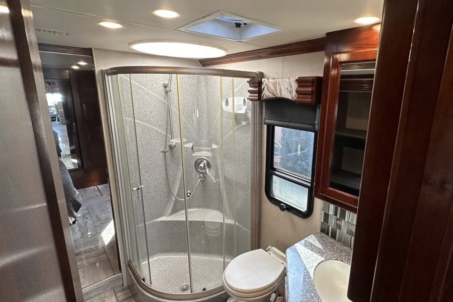 2017 Fleetwood Discovery 40G