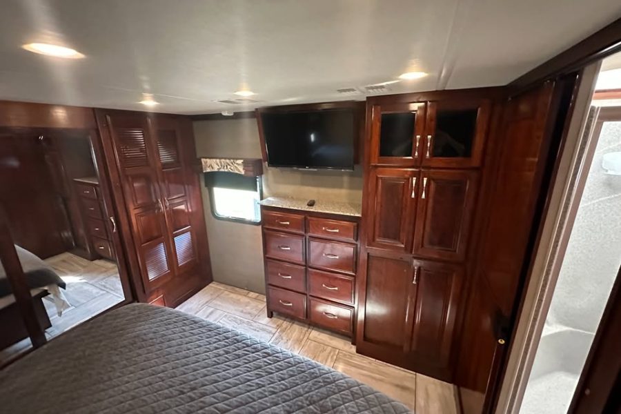 2017 Fleetwood Discovery 40G