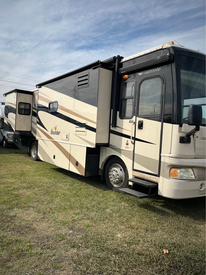 2008 Fleetwood Bounder - Roaming Bears